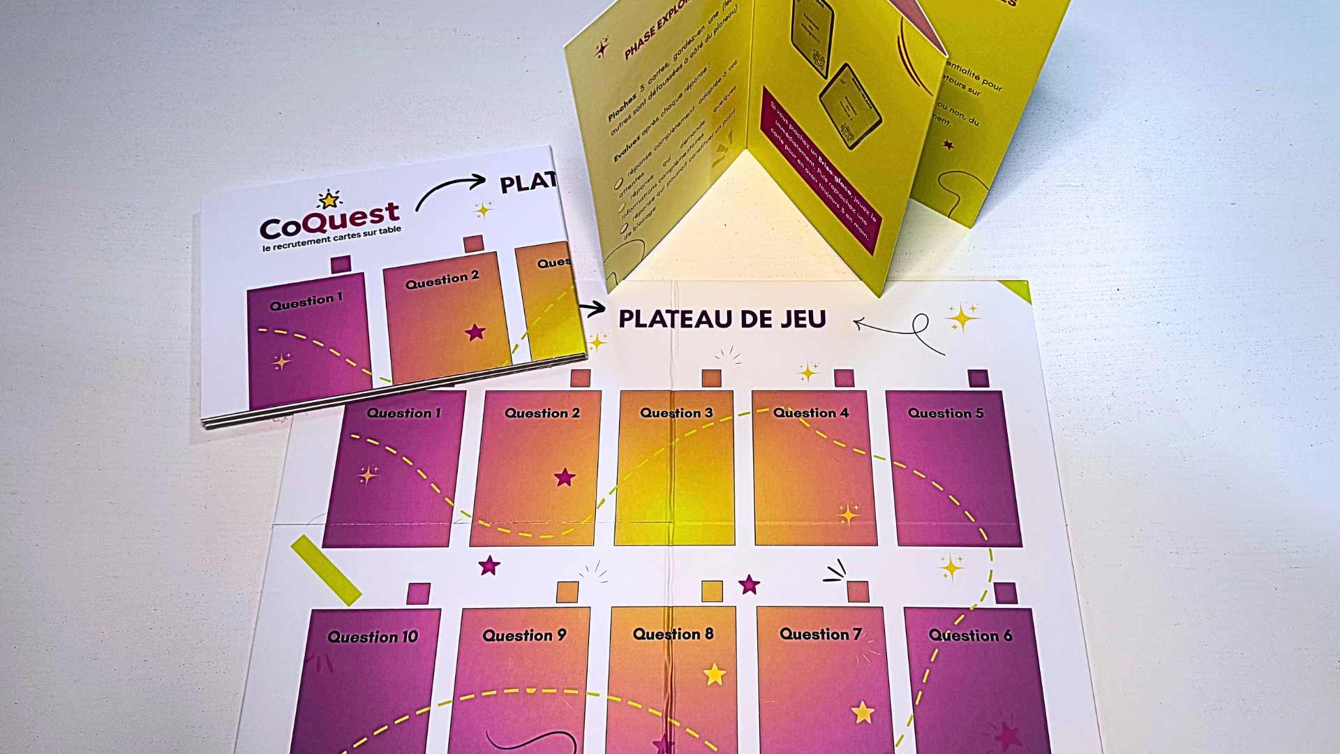 Boîte de jeu CoQuest — cartes et jetons d'évaluation