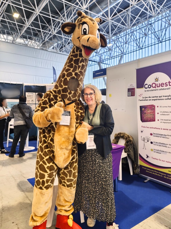 Elvire, fondatrice de CoQuest, avec une mascotte girafe