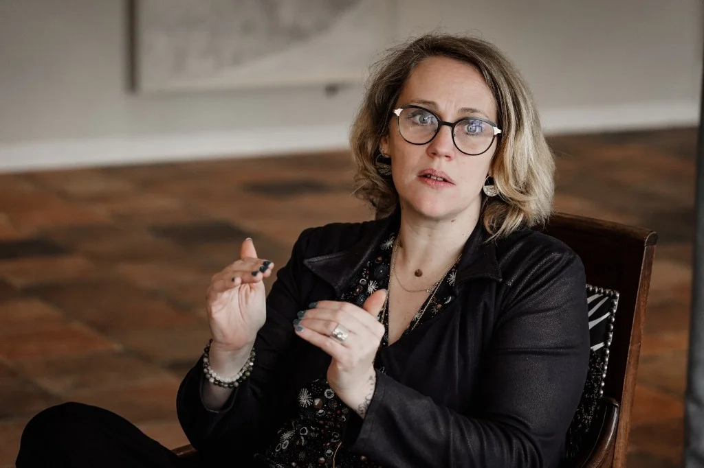 Elvire Gagneur, créatrice de CoQuest, en pleine discussion